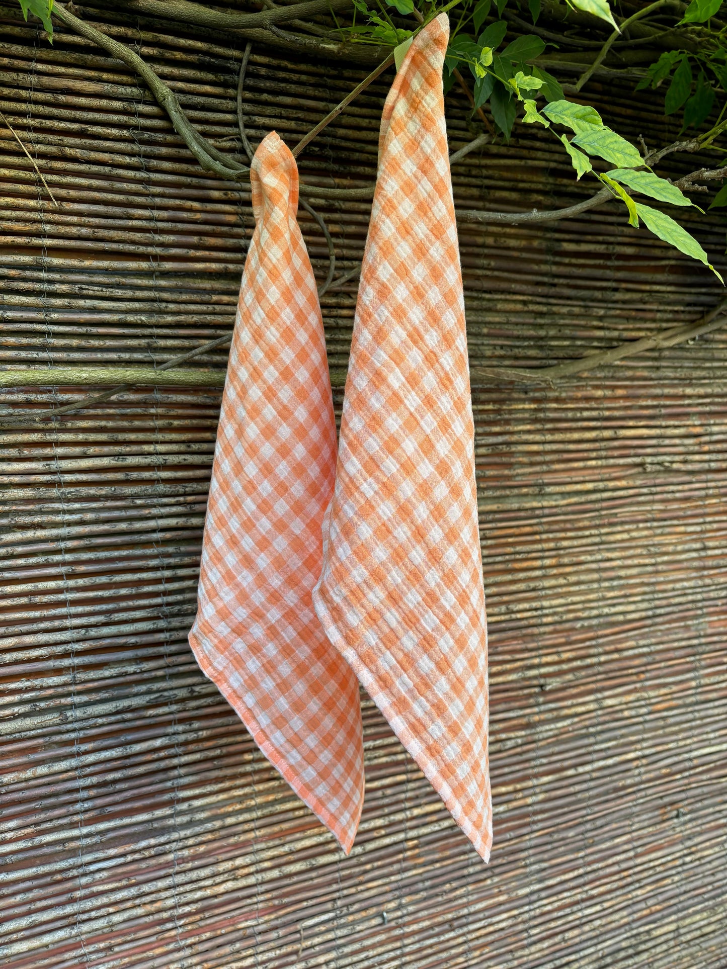 2 essuie mains suspendus à l'extérieur orange vichy à carreaux