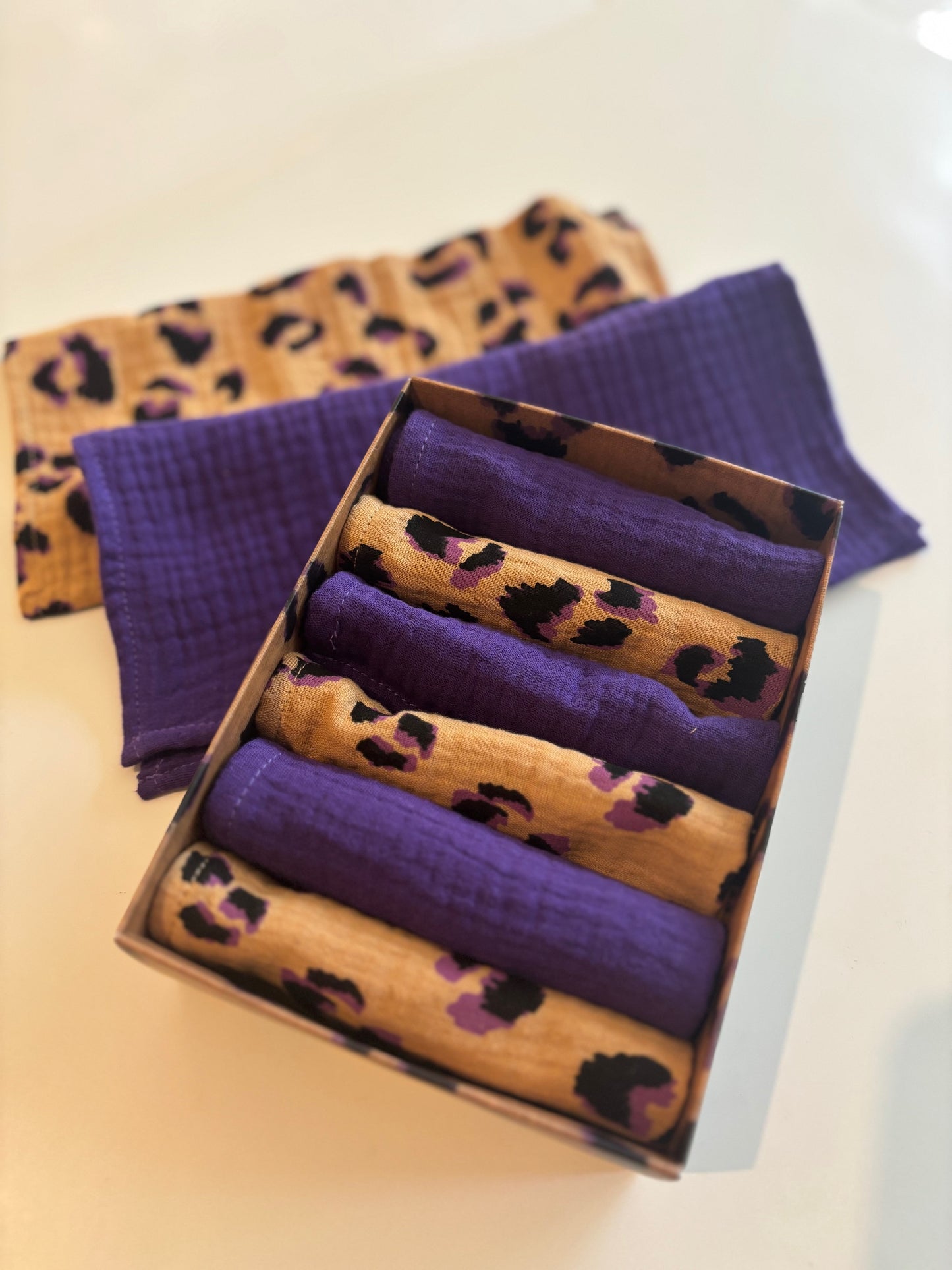 Coffret de 6 serviettes cocktail en double gaze de coton modèle Petite Léopard Violet fabriquées en France