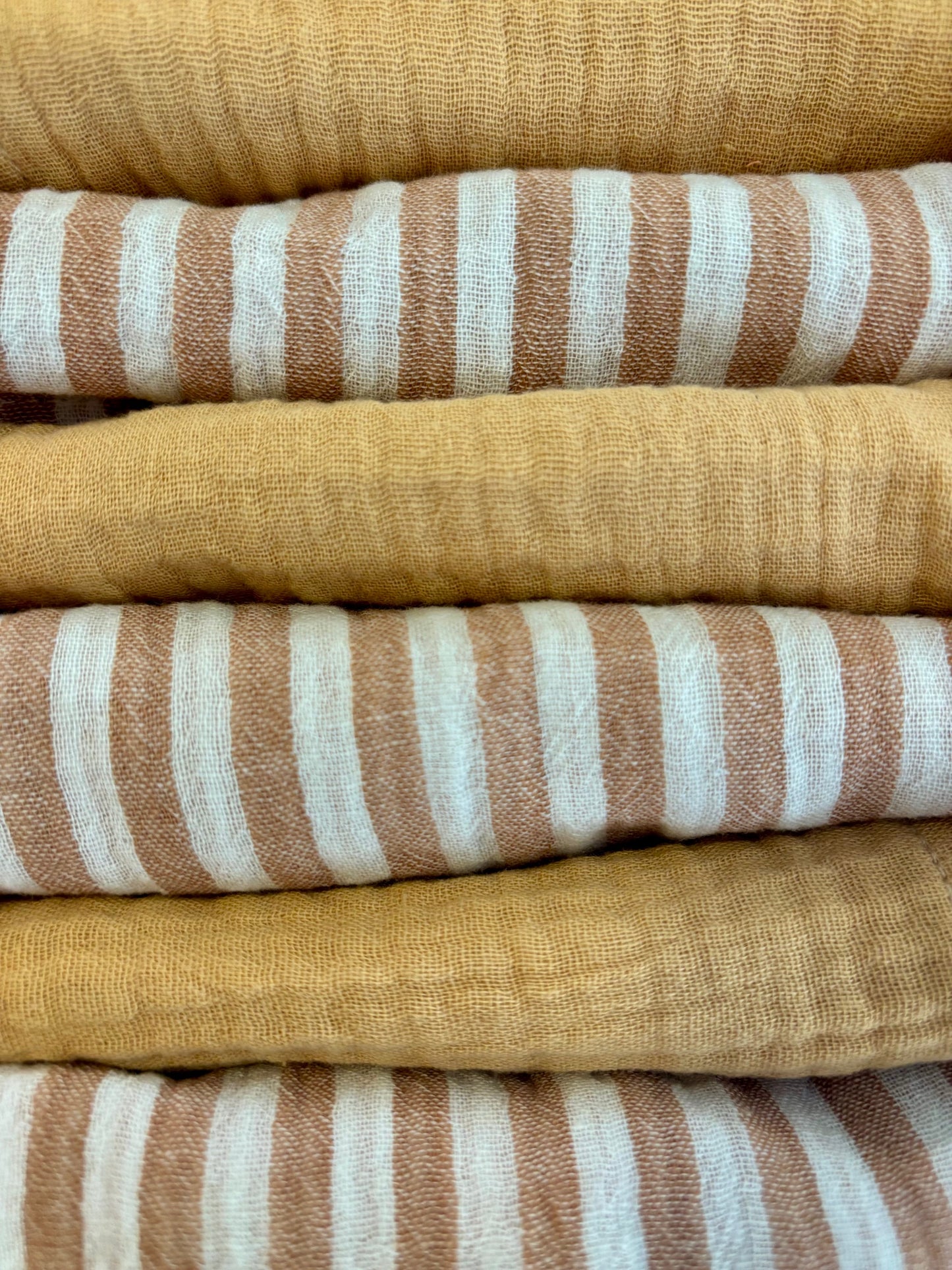 Coffret de 6 serviettes de table Petite 23x23 – Gaze de coton unie blé, rayée caramel