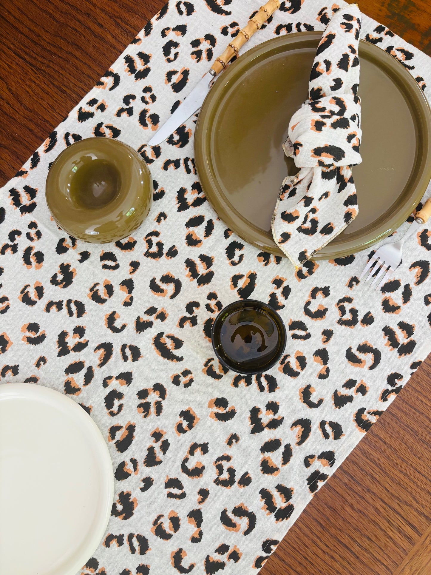 Chemin de table Léopard Écru – Gaze de coton – 50x150cm