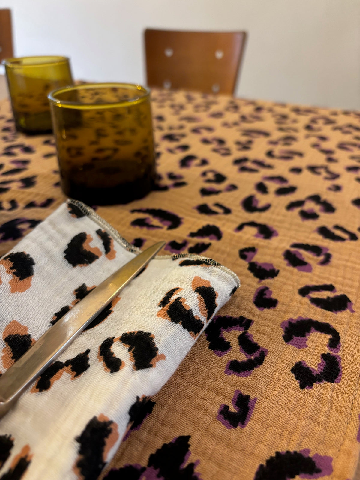 Linge de table en double gaze de coton, motif léopard, fabriqué en France
