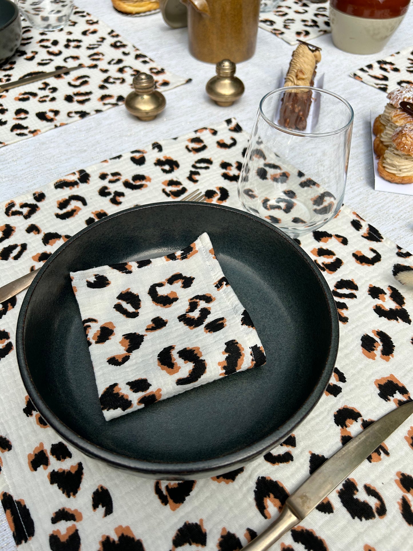 Set of 4 placemats and napkins in ecru leopard fabric