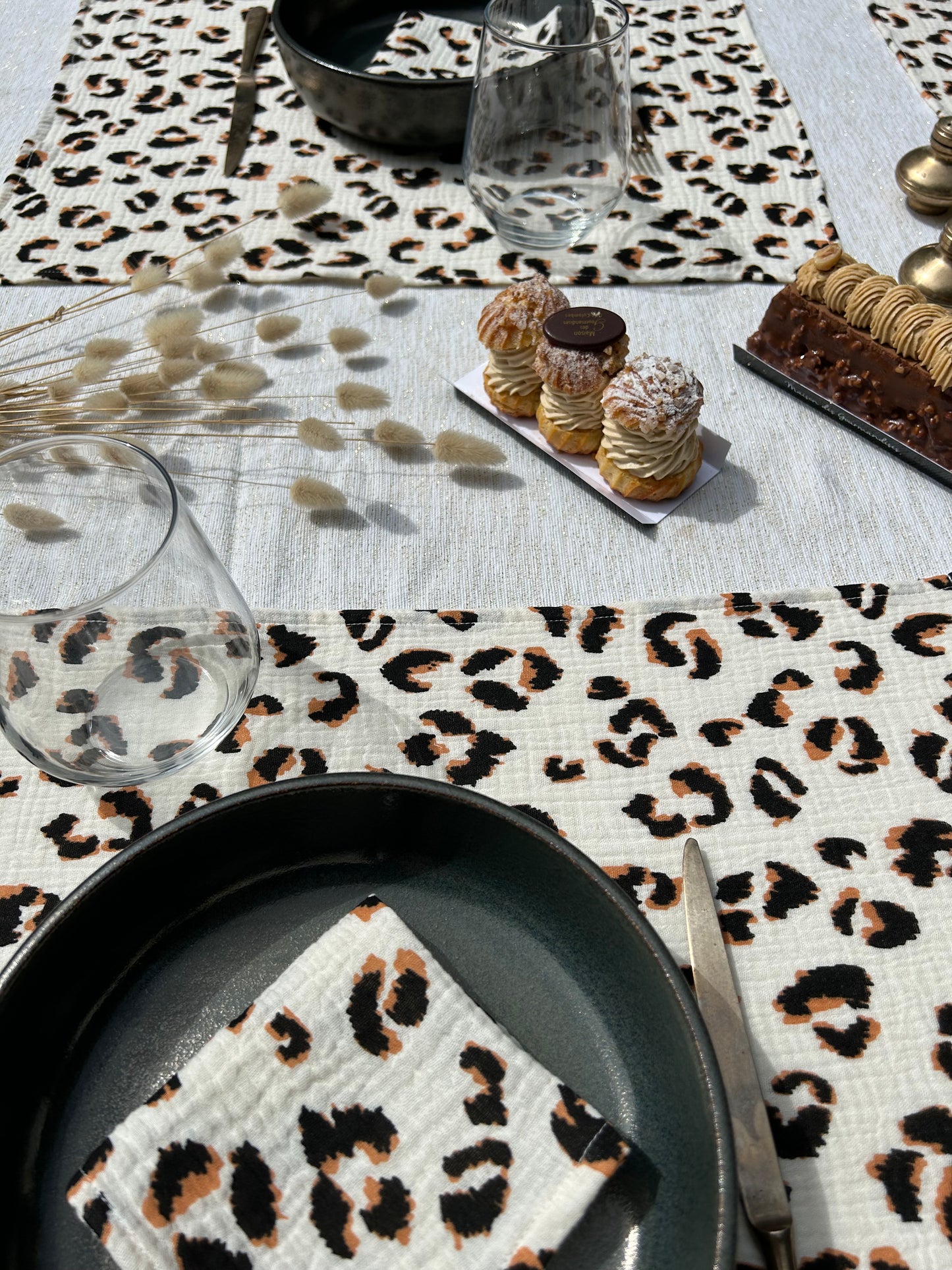 Set of 4 placemats and napkins in ecru leopard fabric
