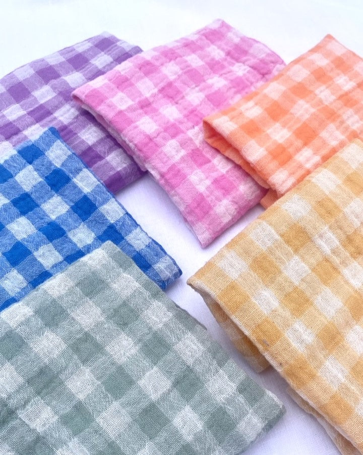 Coffret de 6 Serviettes de Table "Petite" 23x23 cm à Motif Vichy:
1 serviette à carreaux Vichy coloris Bonbon
1 serviette à carreaux Vichy coloris Blé
1 serviette à carreaux Vichy coloris Clémentine
1 serviette à carreaux Vichy coloris Glycine
1 serviette à carreaux vichy vert de gris
1 serviette vichy azur