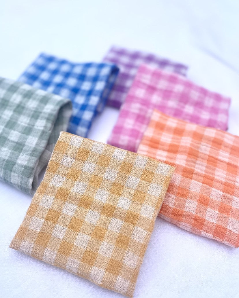 Coffret de 6 Serviettes de Table "Petite" 23x23 cm à Motif Vichy:
1 serviette à carreaux Vichy coloris Bonbon
1 serviette à carreaux Vichy coloris Blé
1 serviette à carreaux Vichy coloris Clémentine
1 serviette à carreaux Vichy coloris Glycine
1 serviette à carreaux vichy vert de gris
1 serviette vichy azur