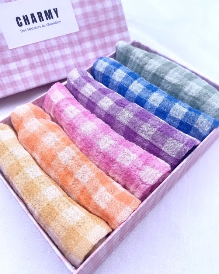 Coffret de 6 Serviettes de Table "Petite" 23x23 cm à Motif Vichy:
1 serviette à carreaux Vichy coloris Bonbon
1 serviette à carreaux Vichy coloris Blé
1 serviette à carreaux Vichy coloris Clémentine
1 serviette à carreaux Vichy coloris Glycine
1 serviette à carreaux vichy vert de gris
1 serviette vichy azur