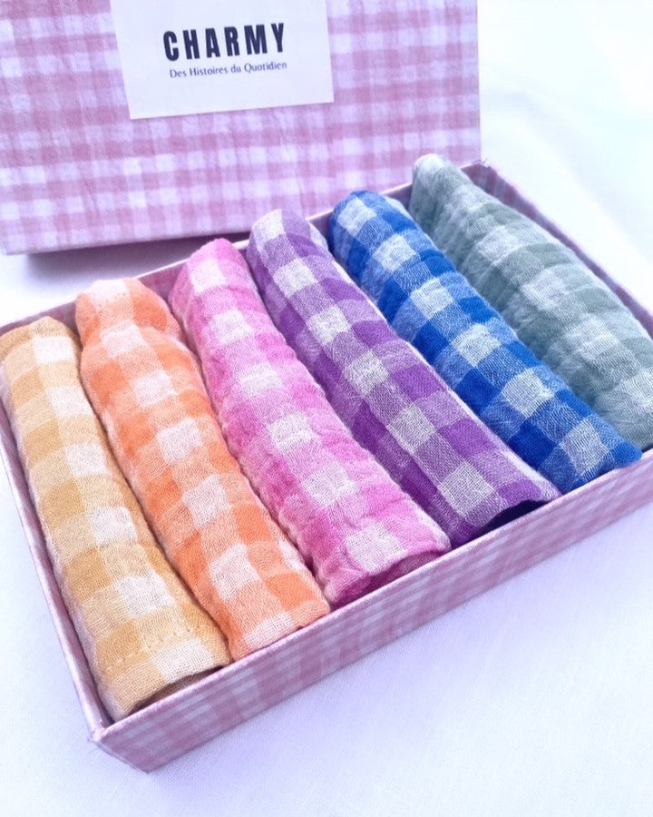 Coffret de 6 Serviettes de Table "Petite" 23x23 cm à Motif Vichy:
1 serviette à carreaux Vichy coloris Bonbon
1 serviette à carreaux Vichy coloris Blé
1 serviette à carreaux Vichy coloris Clémentine
1 serviette à carreaux Vichy coloris Glycine
1 serviette à carreaux vichy vert de gris
1 serviette vichy azur
