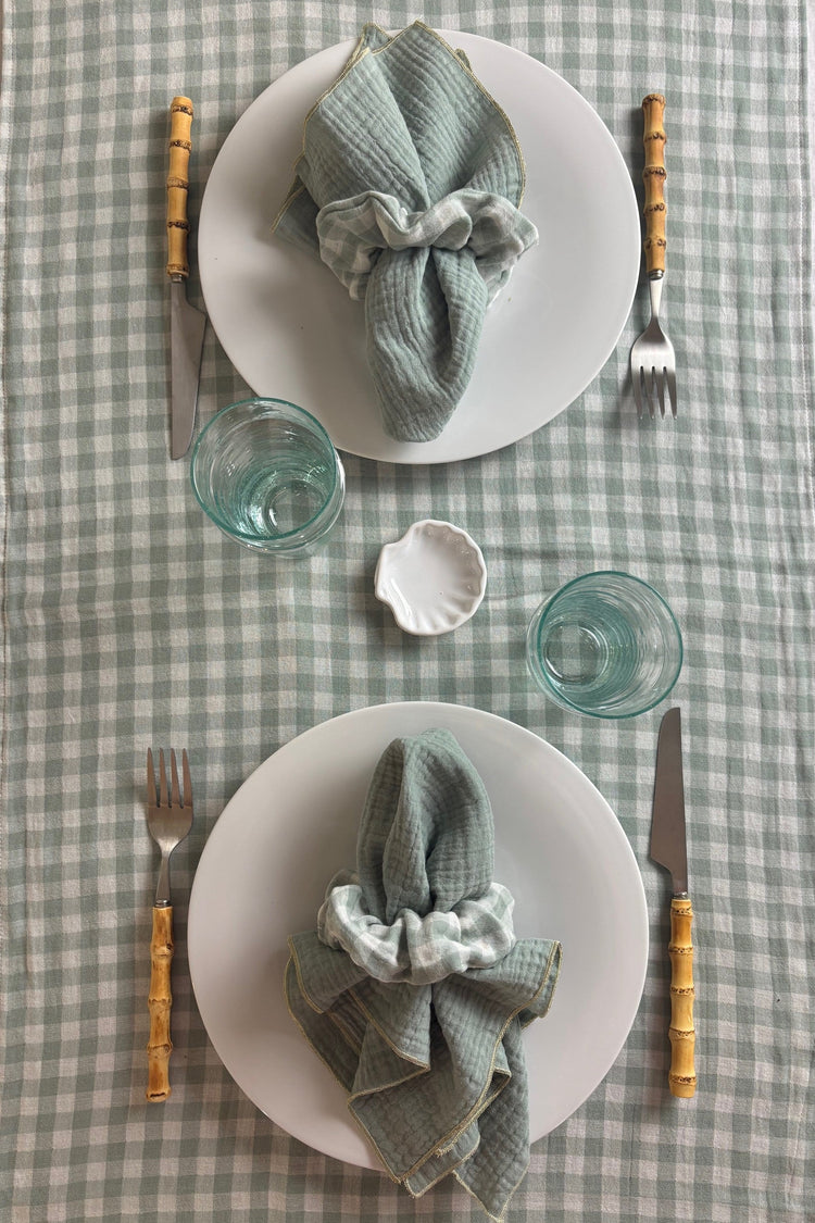 Chemin de table Charmy en double gaze de coton, motif vichy vert de gris