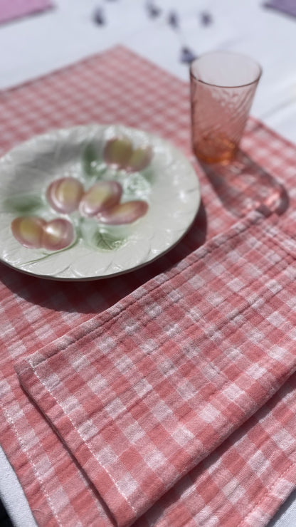 set de table et serviette de table rose barbapapa à motifs vichy à carreaux.