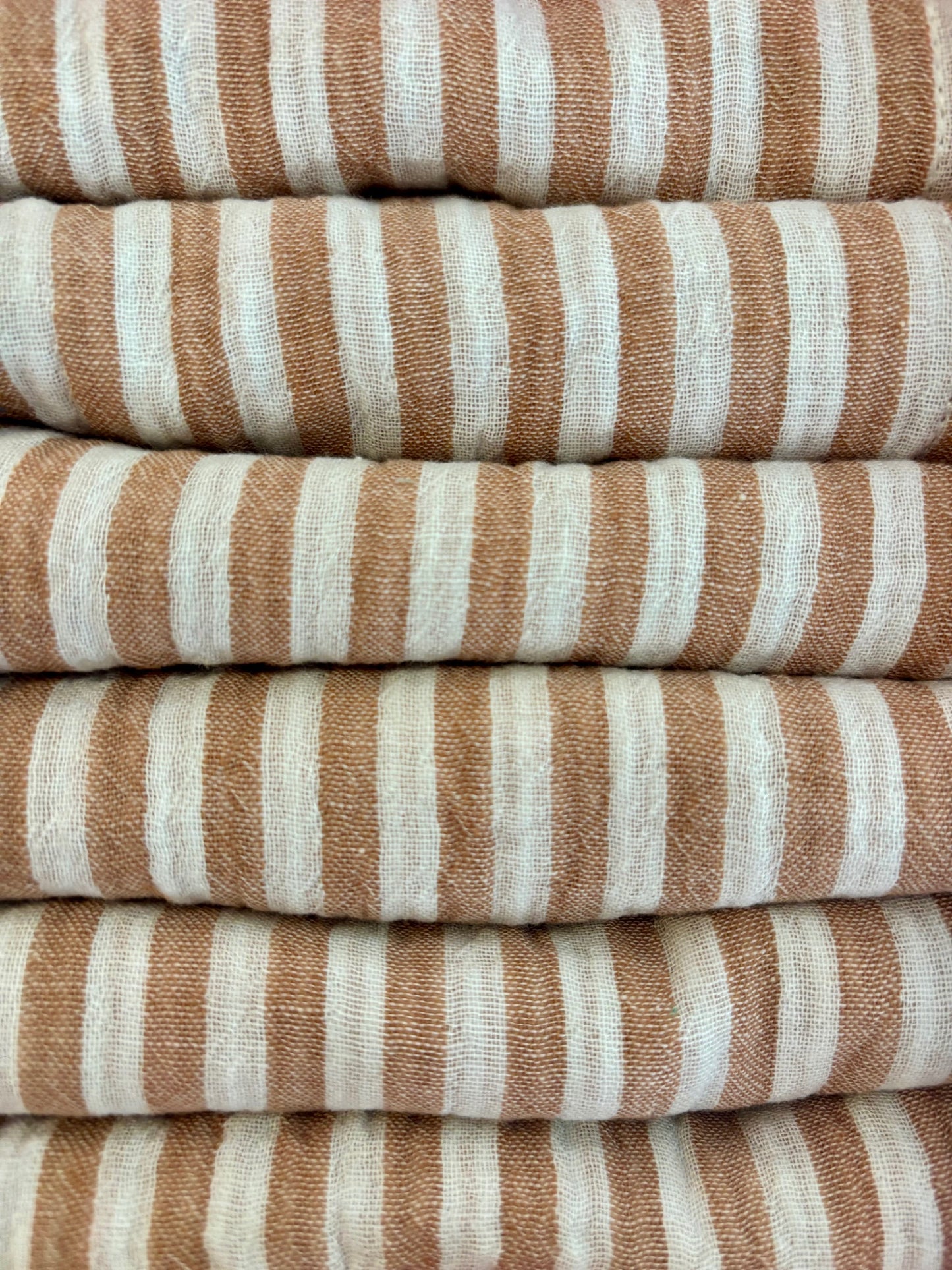Coffret de 6 serviettes de table Petite 23x23 – Gaze de coton rayée caramel