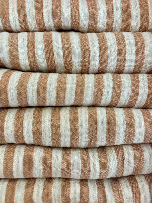 Coffret de 6 serviettes de table Petite 23x23 – Gaze de coton rayée caramel