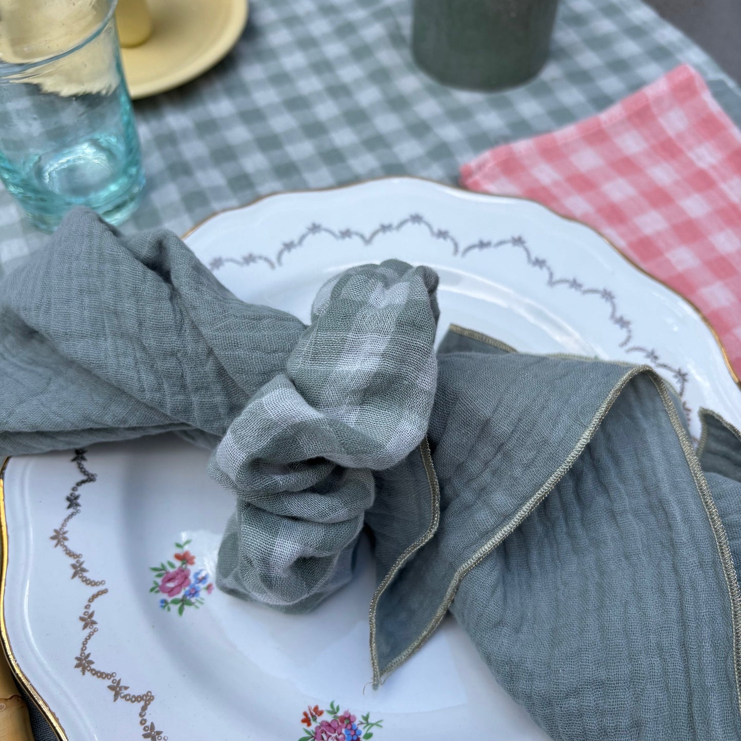 Serviettes de table uni vert de gris en double gaze de coton, fabriquées en France