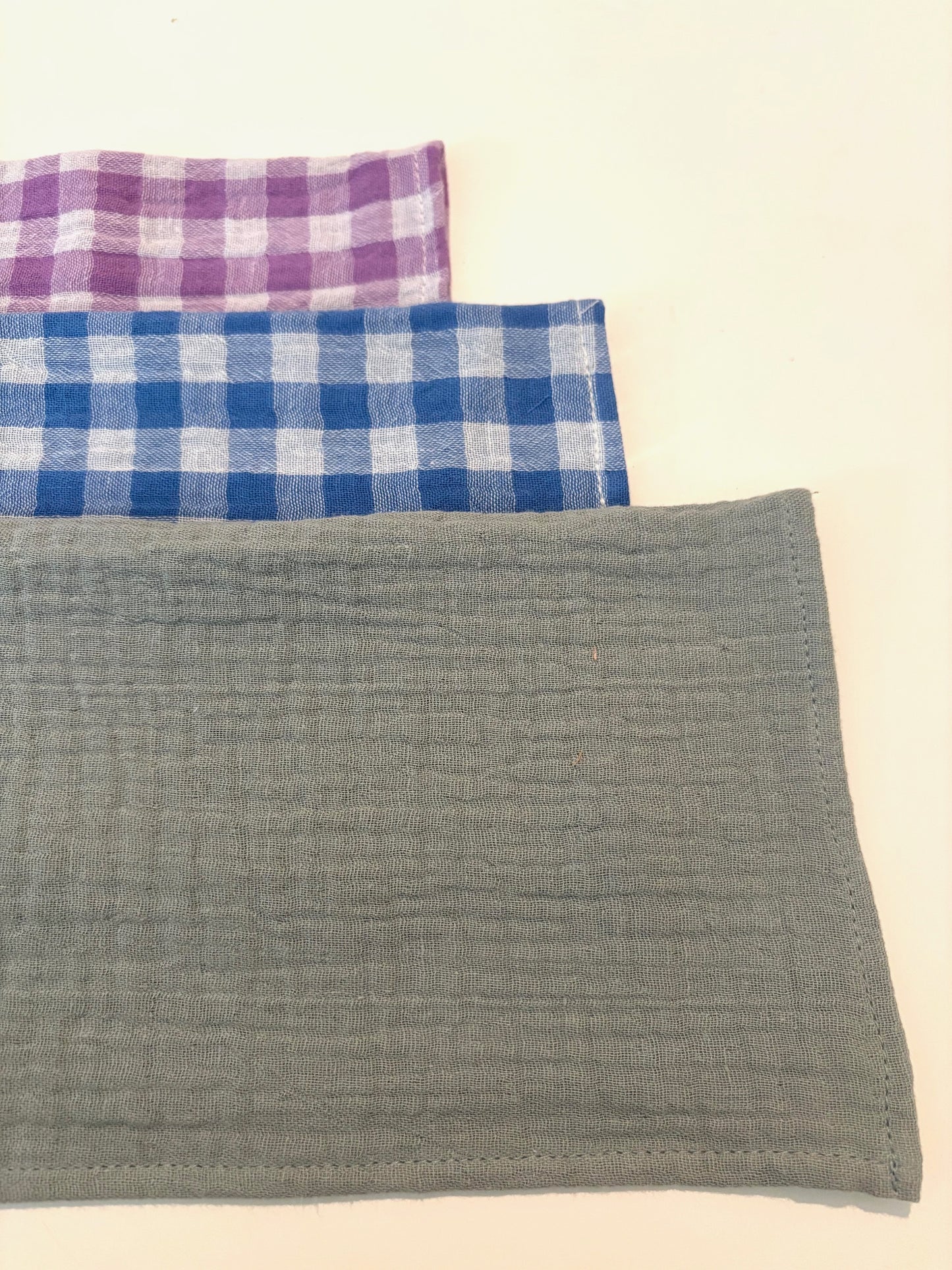 Coffret de 6 serviettes Cocktail - Gaze de coton unie vert de gris, vichy violet et azur - 23x23cm