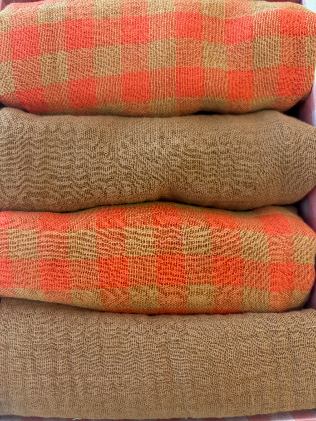 Serviettes de table vichy tangerine et caramel, double gaze de coton, fabriquées en France