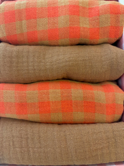 Serviettes de table vichy tangerine et caramel, double gaze de coton, fabriquées en France
