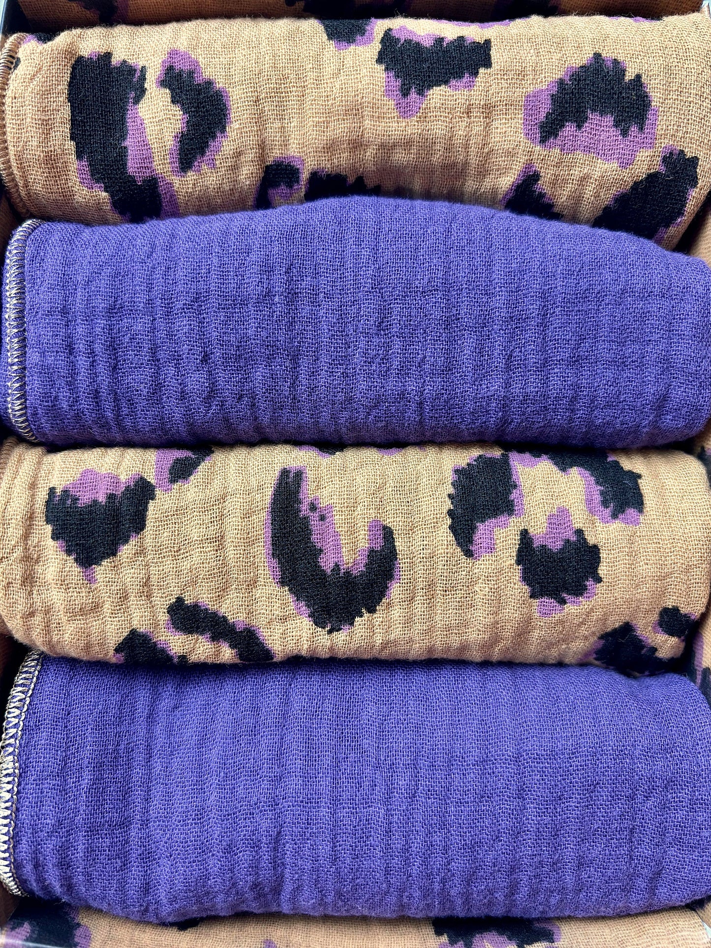 Coffret 4 Serviettes de Table – Gaze de Coton – Leopard Fauve et Violet – 40x40 cm