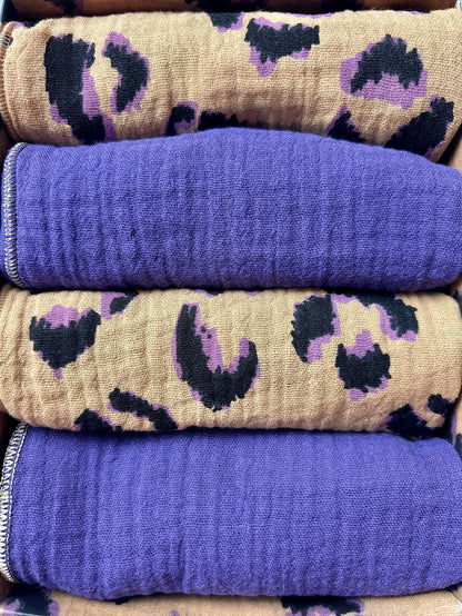 Coffret 4 Serviettes de Table – Gaze de Coton – Leopard Fauve et Violet – 40x40 cm