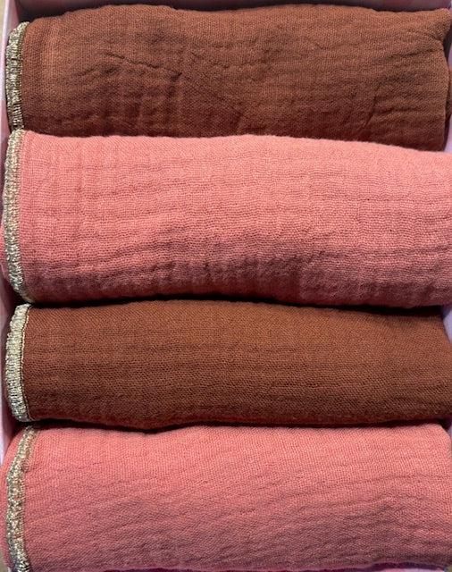 Coffret 4 Serviettes de Table – Double Gaze de Coton – Brun Toffee et rose Marsala – 40x40cm