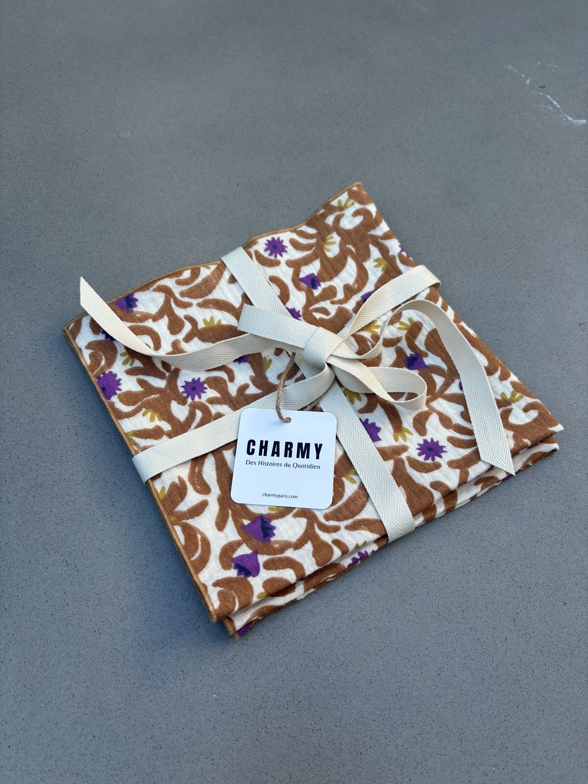 Serviettes de table en double gaze de coton, motif Nahili caramel et fleurs violettes sur fond écru, 40x40 cm – Charmy