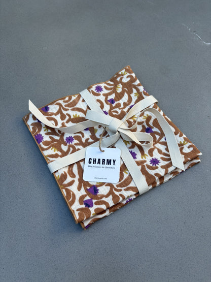 Serviettes de table en double gaze de coton, motif Nahili caramel et fleurs violettes sur fond écru, 40x40 cm – Charmy