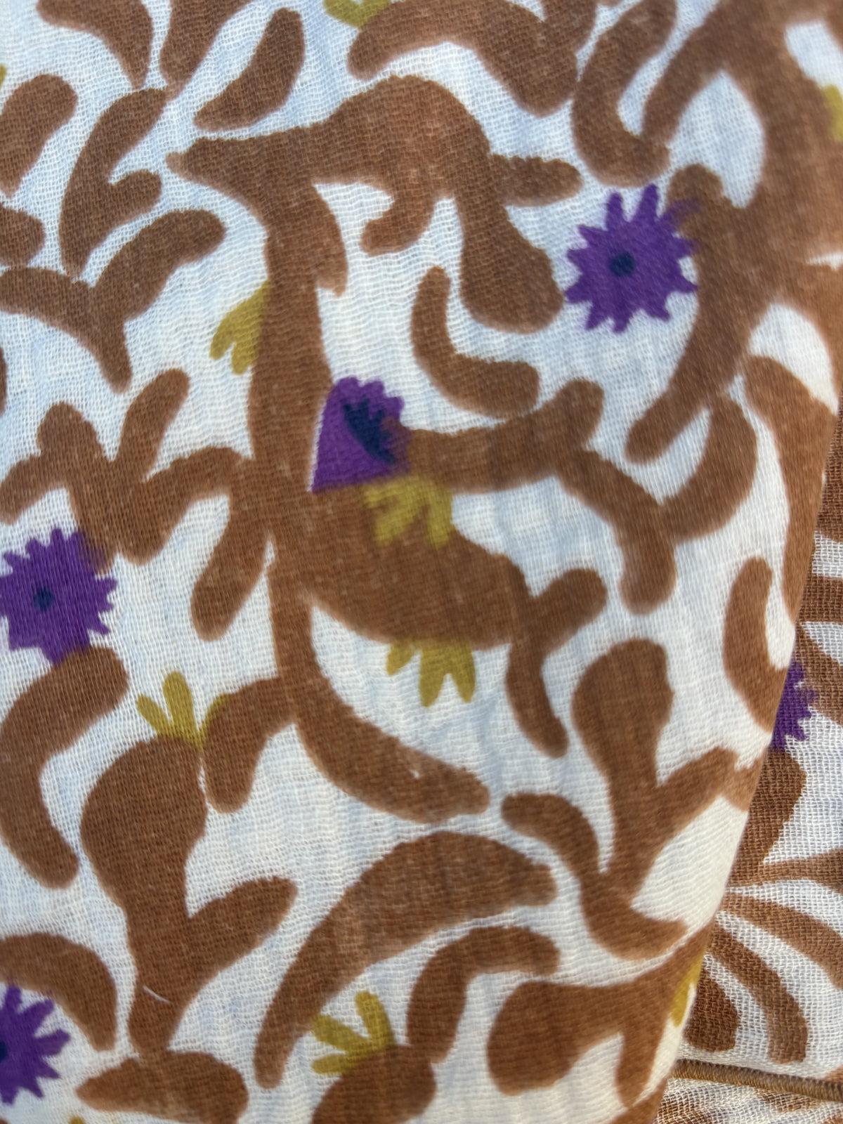 Serviette de table Nahili en double gaze de coton, motif caramel sur fond écru