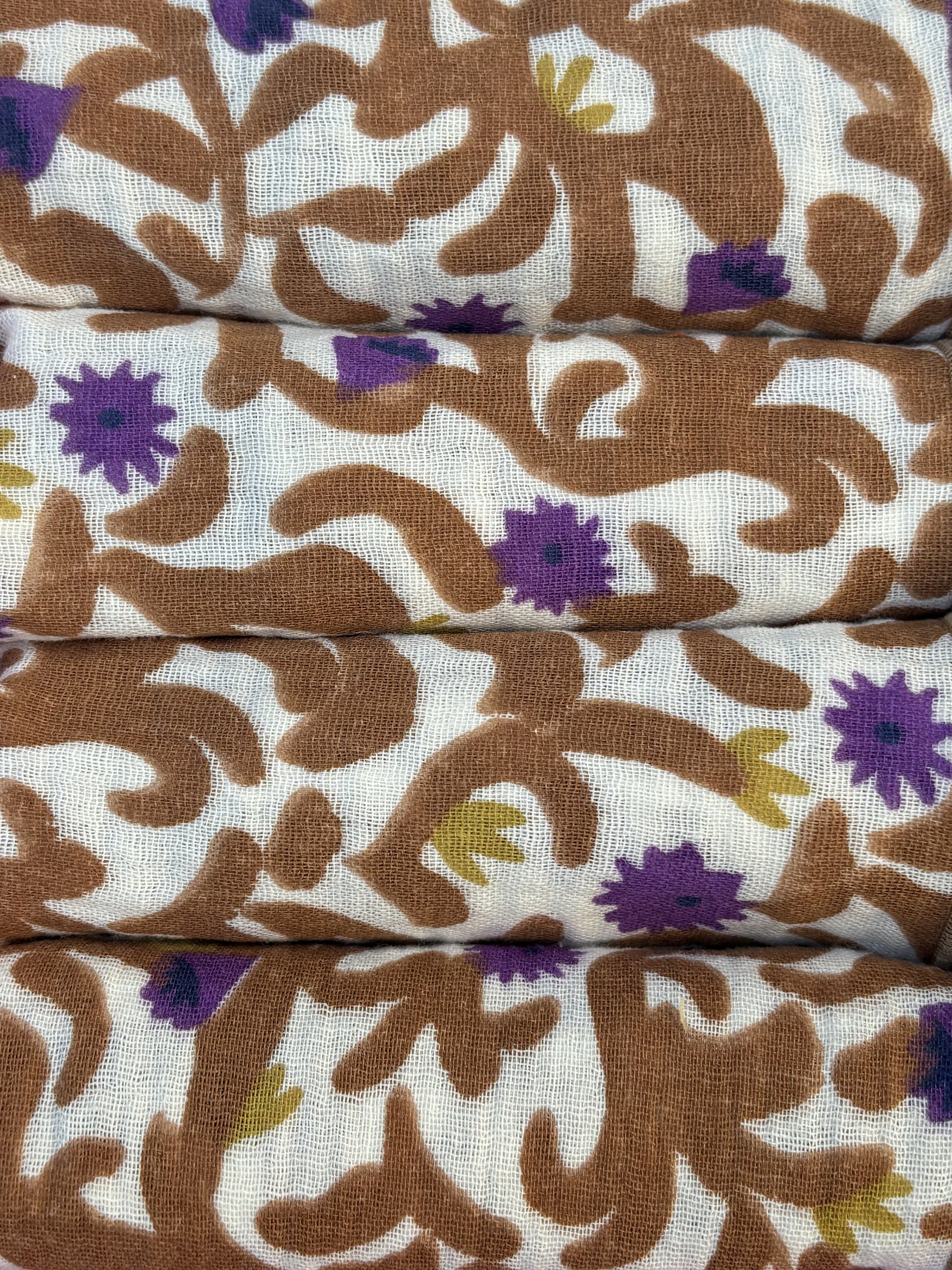 Coffret de 4 serviettes de table en double gaze de coton, motif Nahili caramel et violet sur fond écru, 40x40 cm – Charmy