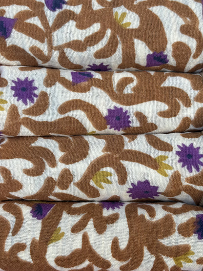 Coffret de 4 serviettes de table en double gaze de coton, motif Nahili caramel et violet sur fond écru, 40x40 cm – Charmy