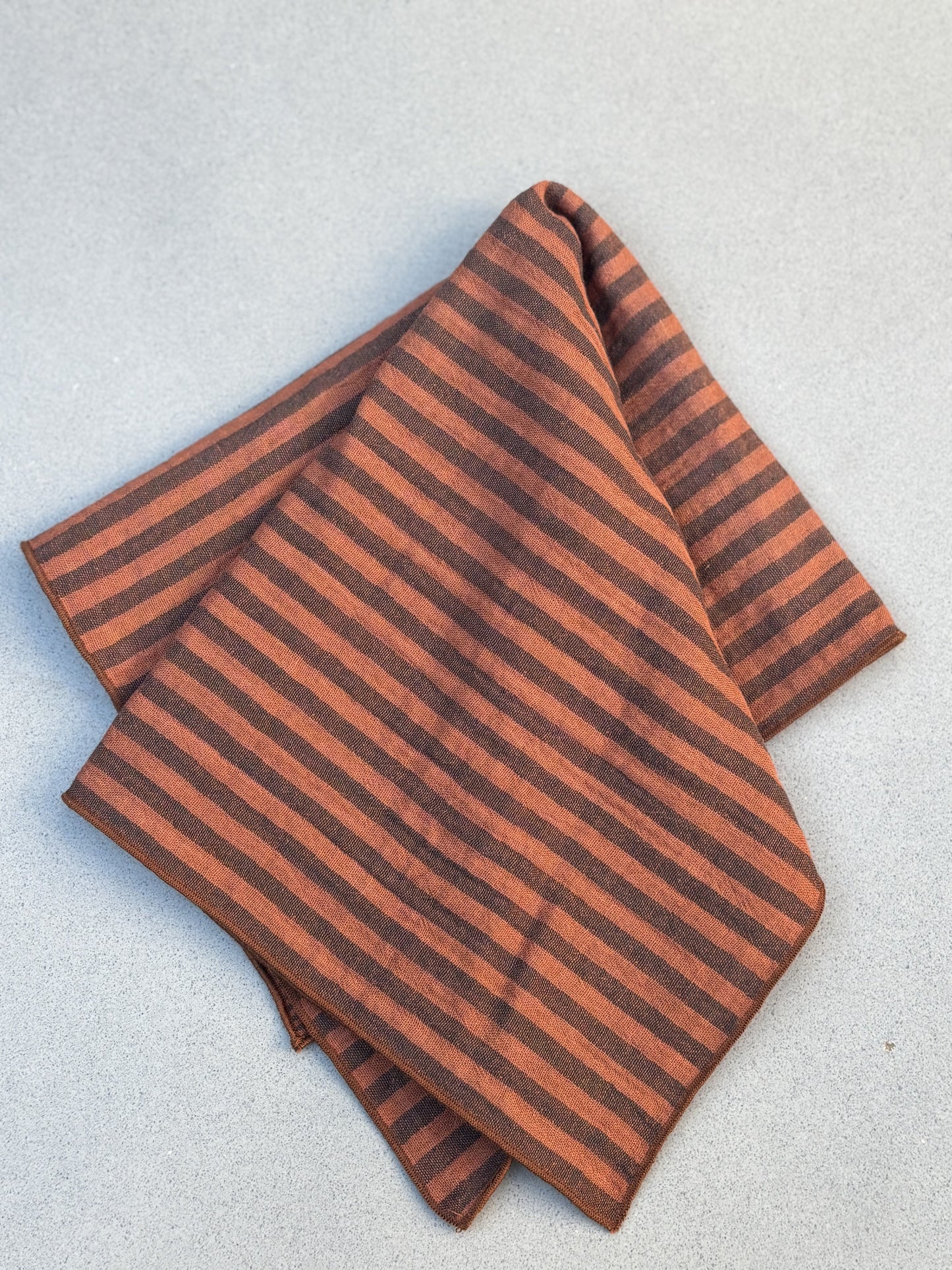 Verso de la serviette de table rayé toffee, rayure fine