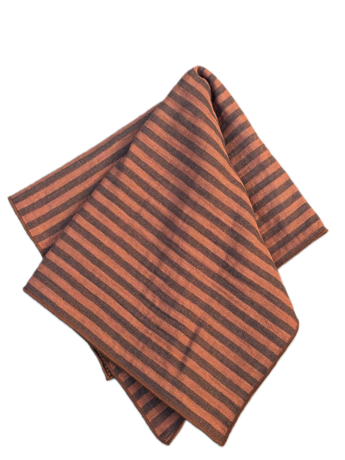 Détail du tissu rayé toffee en double gaze de coton, deux bruns