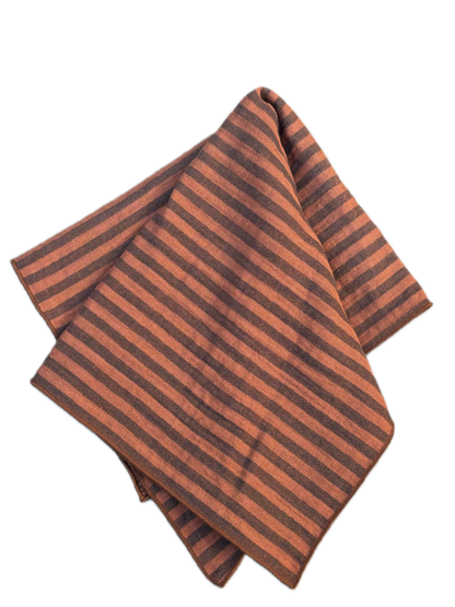Détail du tissu rayé toffee en double gaze de coton, deux bruns