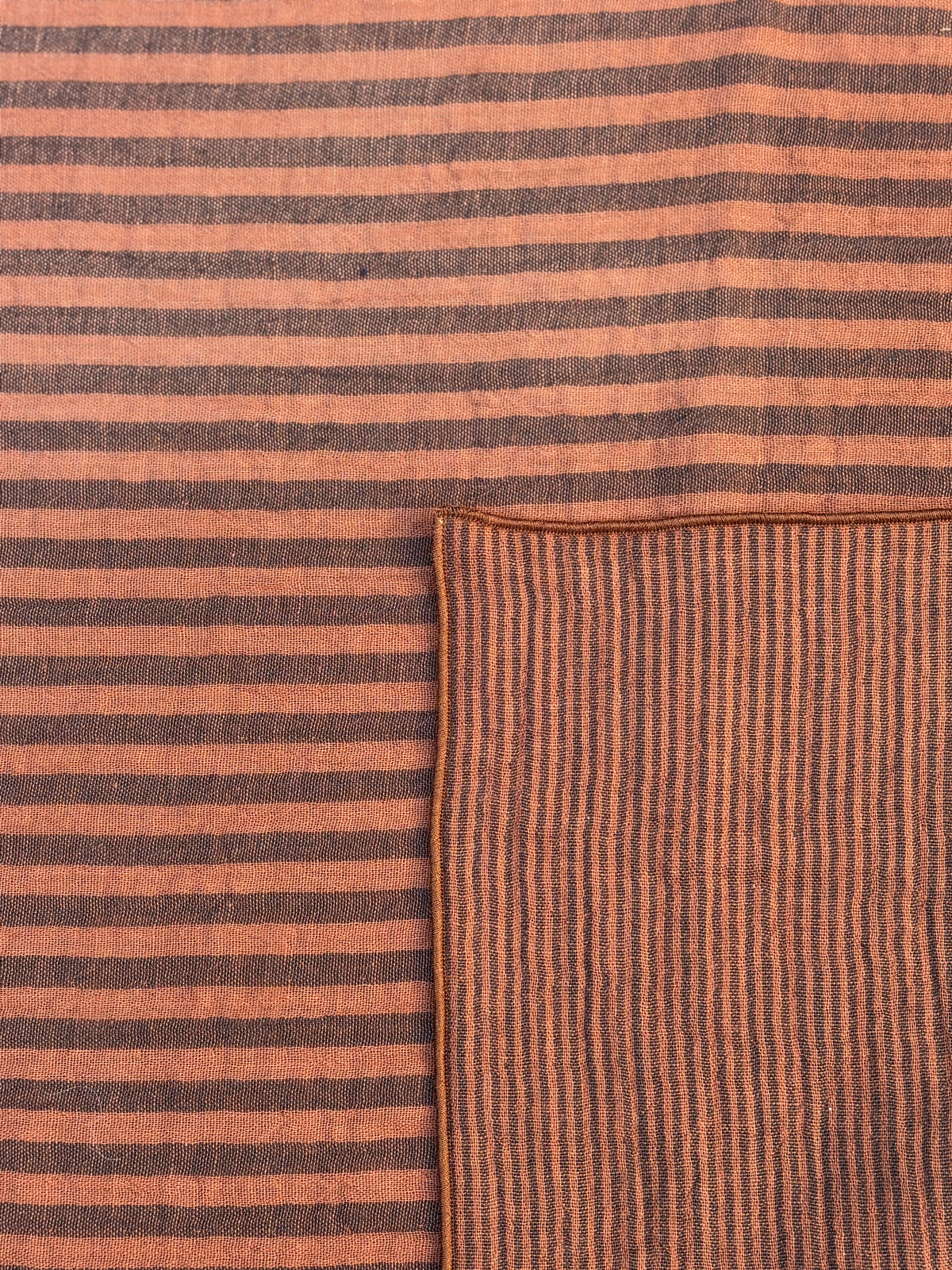 Serviettes de table rayé toffee sur une table dressée – Charmy