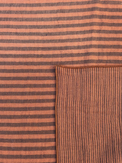 Serviettes de table rayé toffee sur une table dressée – Charmy