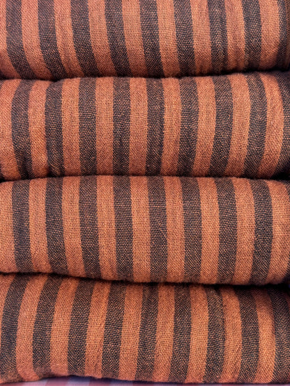 Quatre serviettes de table rayé toffee pliées dans leur coffret