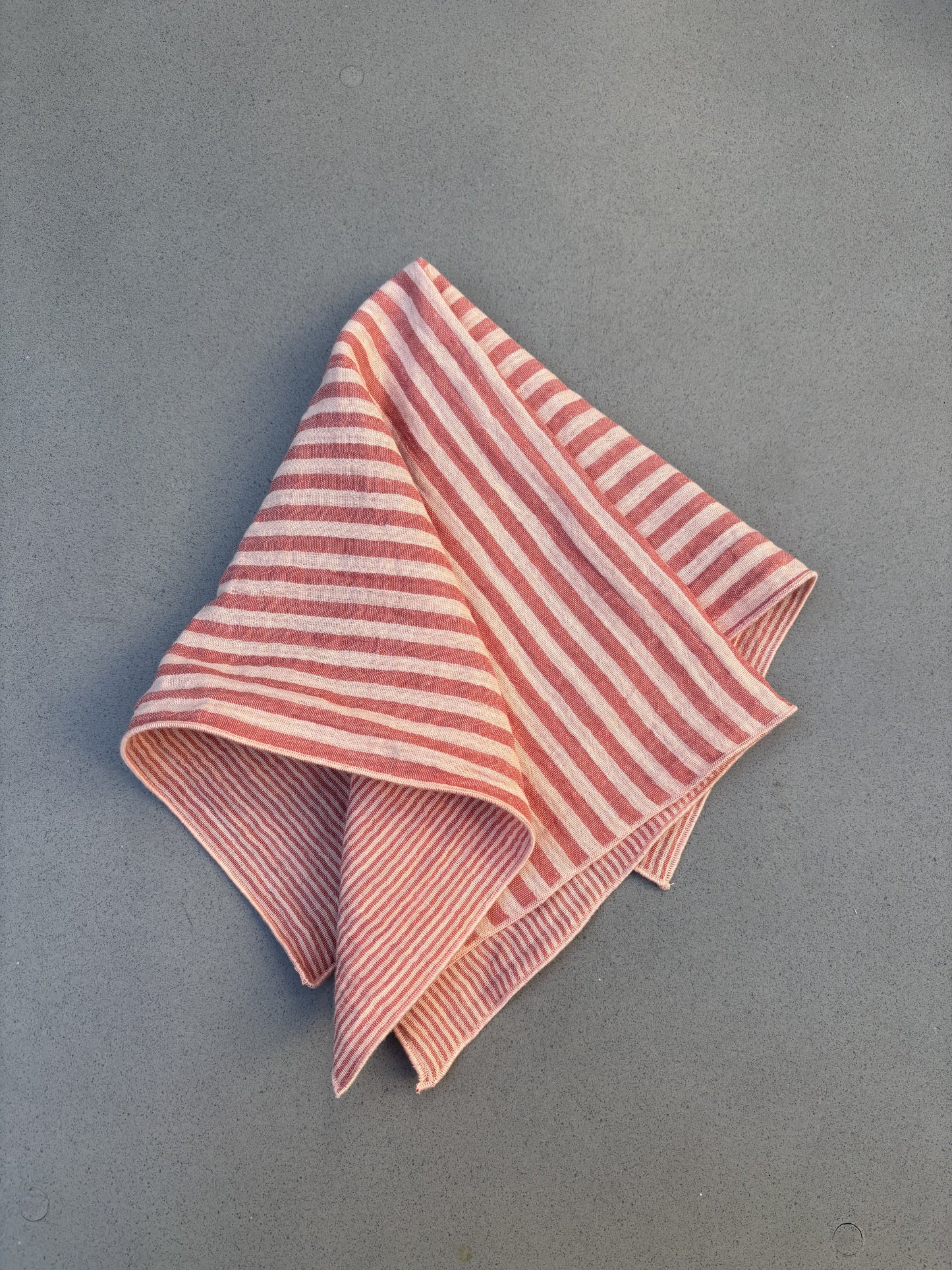 Serviette de table rayé skin et paprika, rayure large sur l'endroit