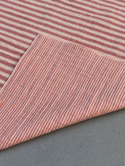 Verso de la serviette de table rayé skin et paprika, rayure fine
