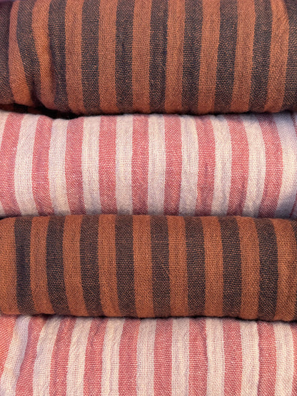 Quatre serviettes de table rayé skin et paprika pliées dans leur coffret