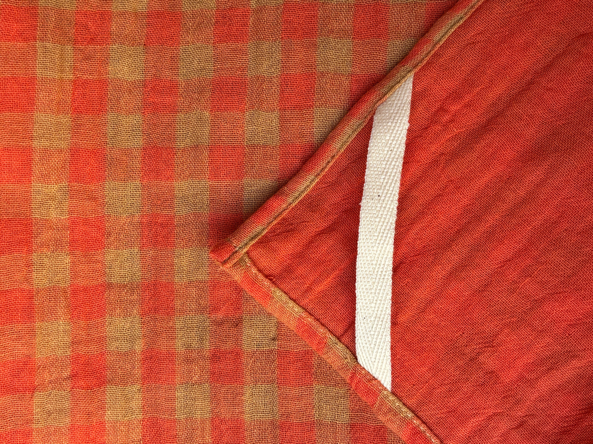 Essuie-mains uni caramel en double gaze de coton, attache au dos