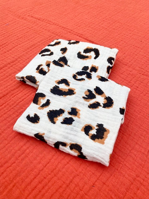 2 serviettes de table leopard ecru sur fond rouge