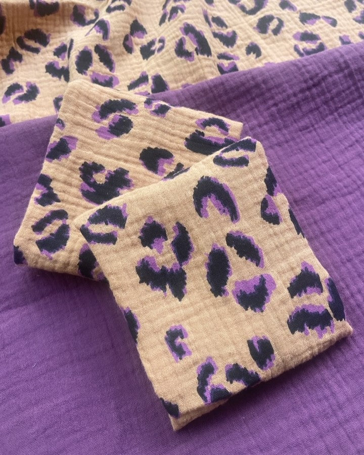 2 serviettes de table leopard violet sur fond violet