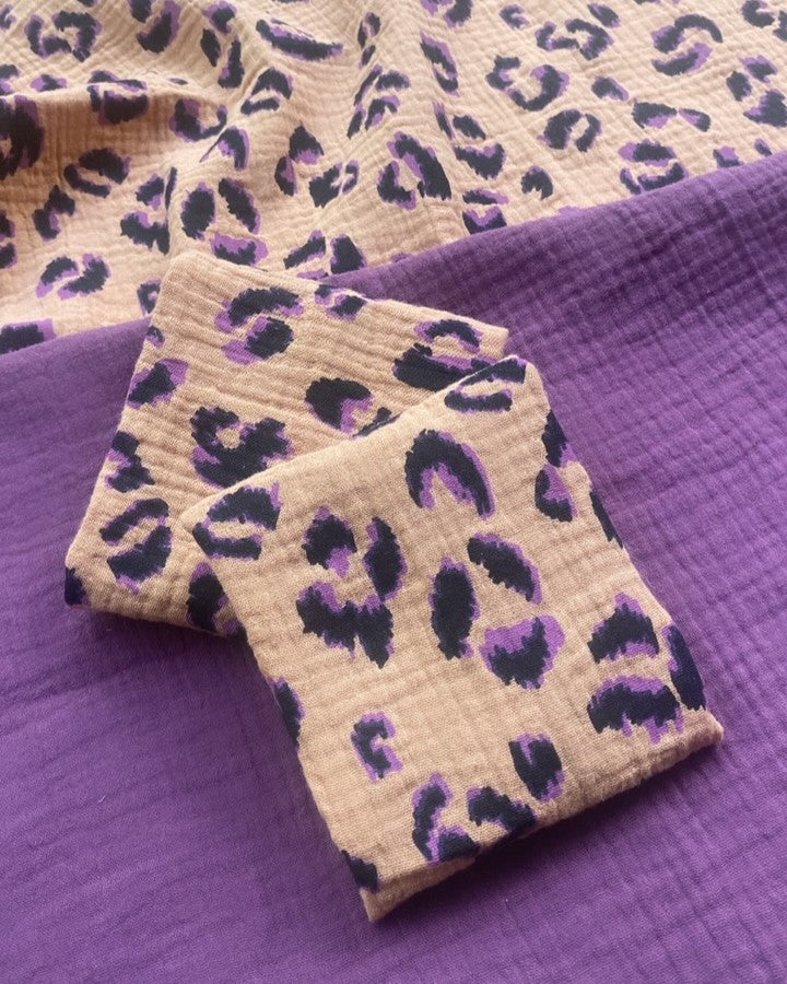 2 serviettes de table leopard violet sur fond violet