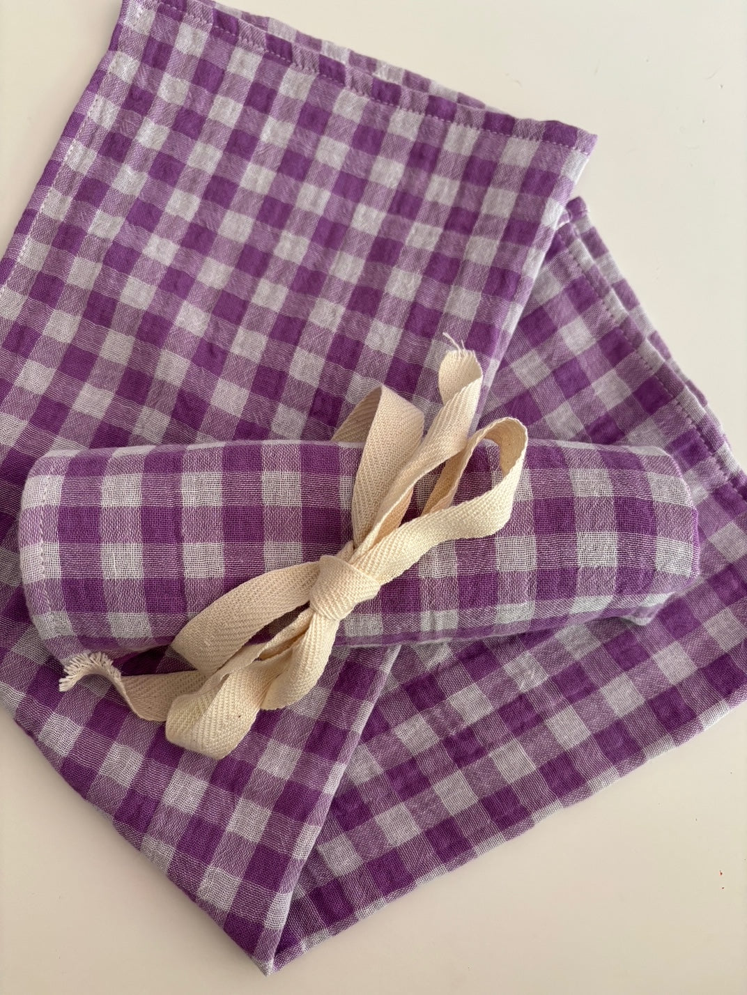 essuie main roulé en tissu vichy violet