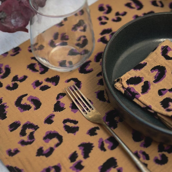 set de table et serviette de table en tissu couleur fauve motif leopard violet et noir