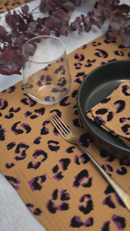 set de table et serviette de table en tissu couleur fauve motif leopard violet et noir