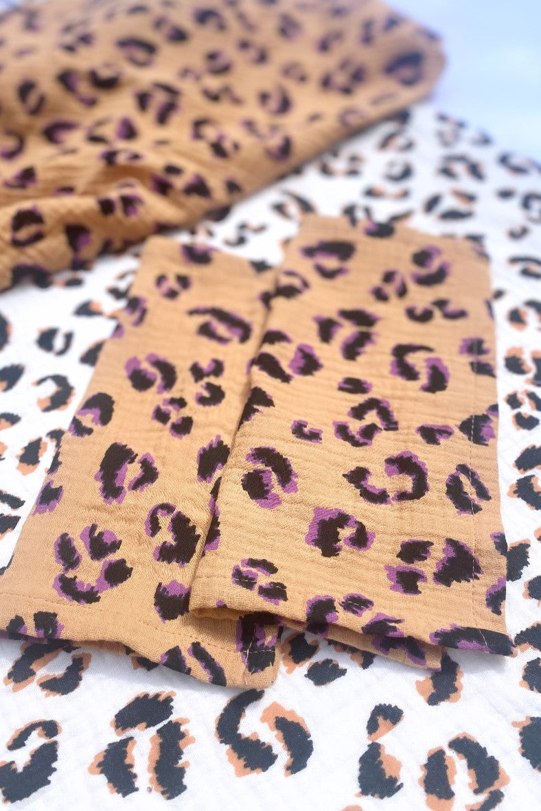 2 serviettes de table leopard violet sur fond leopard leopard ecru