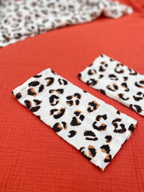 2 serviettes de table leopard ecru sur fond rouge